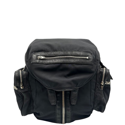 Front di uno zaino Alexander Wang in nylon nero e finiture in pelle tono su tono. Parti metalliche argentate; munito di doppie bretelle e una tracolla. Indossabile come zaino o a tracolla.