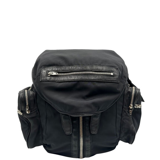 Front di uno zaino Alexander Wang in nylon nero e finiture in pelle tono su tono. Parti metalliche argentate; munito di doppie bretelle e una tracolla. Indossabile come zaino o a tracolla.