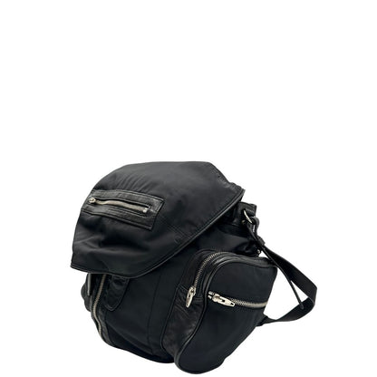 Laterale destro di uno zaino Alexander Wang in nylon nero e finiture in pelle tono su tono. Parti metalliche argentate; munito di doppie bretelle e una tracolla. Indossabile come zaino o a tracolla.