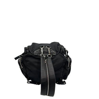 Vista superiore di uno zaino Alexander Wang in nylon nero e finiture in pelle tono su tono. Parti metalliche argentate; munito di doppie bretelle e una tracolla. Indossabile come zaino o a tracolla.