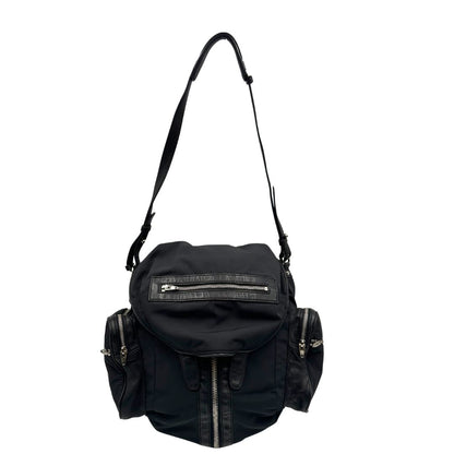 Front di uno zaino Alexander Wang in nylon nero e finiture in pelle tono su tono. Parti metalliche argentate; munito di doppie bretelle e una tracolla. Indossabile come zaino o a tracolla.