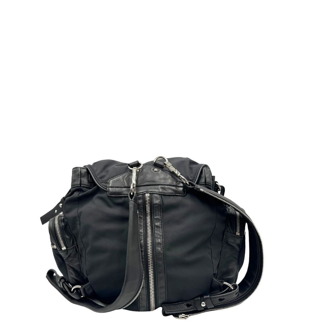 Retro di uno zaino Alexander Wang in nylon nero e finiture in pelle tono su tono. Parti metalliche argentate; munito di doppie bretelle e una tracolla. Indossabile come zaino o a tracolla.