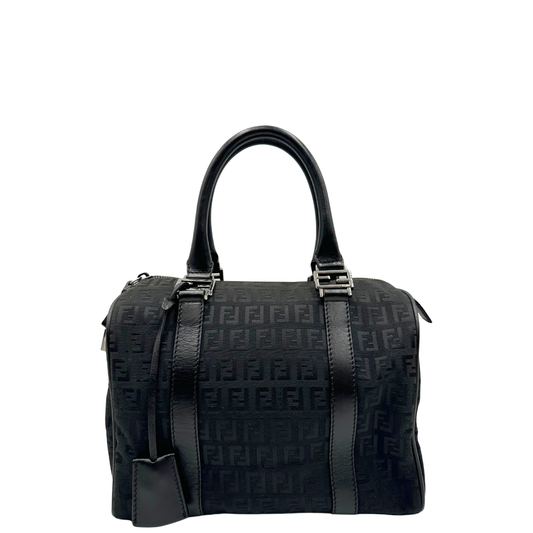 Front di una Borsa Fendi in tessuto nero trama Zucca con finiture in pelle tono su tono e parti metalliche argentate; munita di doppi manici stondati. Completa di chiavi e lucchetto. Originale, usato, di lusso, in ottime condizioni.