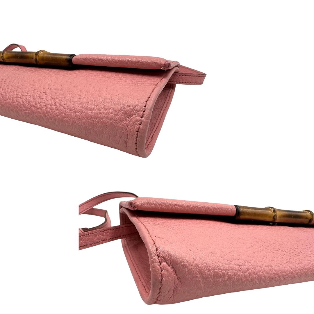 angoli Pochette Gucci in pelle martellata rosa con parti metalliche dorate e dettagli bamboo decorativi; munita di una tracolla regolabile, di lusso, originale, ottime condizioni. 