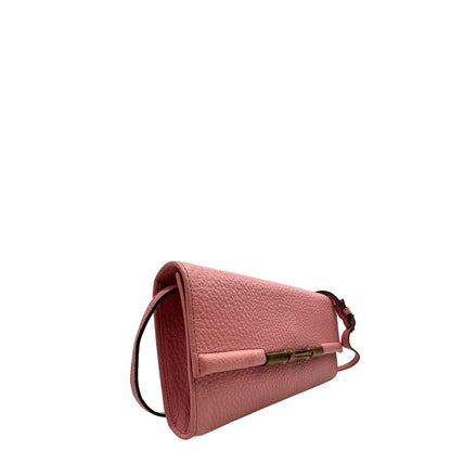 lato Pochette Gucci in pelle martellata rosa con parti metalliche dorate e dettagli bamboo decorativi; munita di una tracolla regolabile, di lusso, originale, ottime condizioni. 