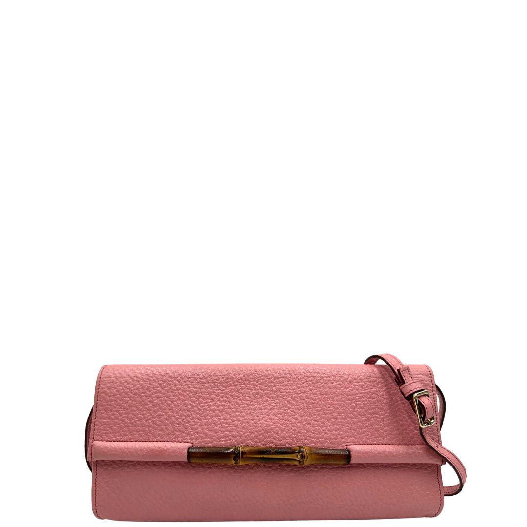 front Pochette Gucci in pelle martellata rosa con parti metalliche dorate e dettagli bamboo decorativi; munita di una tracolla regolabile, di lusso, originale, ottime condizioni. 
