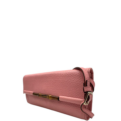 lato Pochette Gucci in pelle martellata rosa con parti metalliche dorate e dettagli bamboo decorativi; munita di una tracolla regolabile, di lusso, originale, ottime condizioni. 
