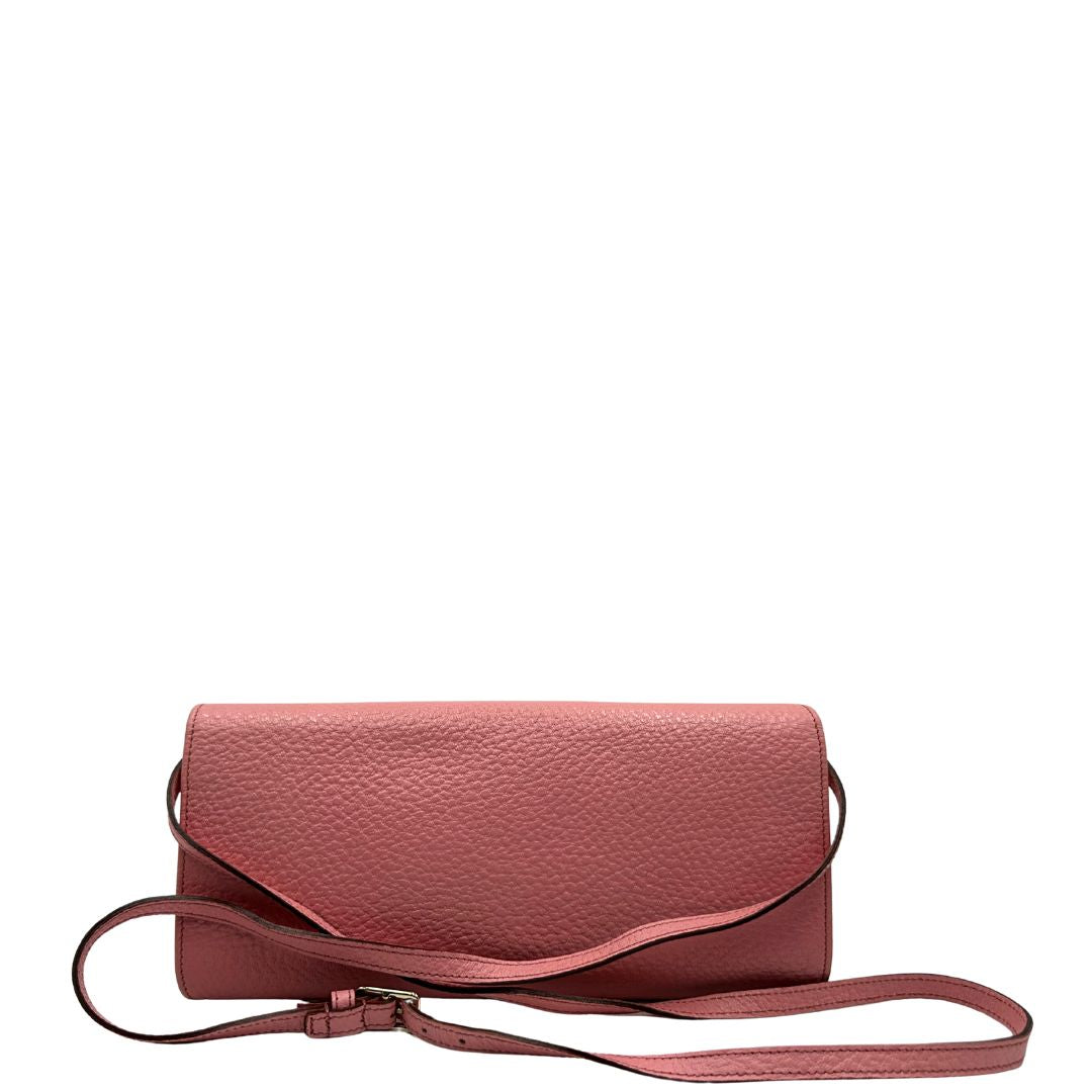 retro Pochette Gucci in pelle martellata rosa con parti metalliche dorate e dettagli bamboo decorativi; munita di una tracolla regolabile, di lusso, originale, ottime condizioni. 