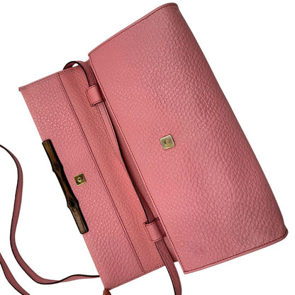interno Pochette Gucci in pelle martellata rosa con parti metalliche dorate e dettagli bamboo decorativi; munita di una tracolla regolabile, di lusso, originale, ottime condizioni. 