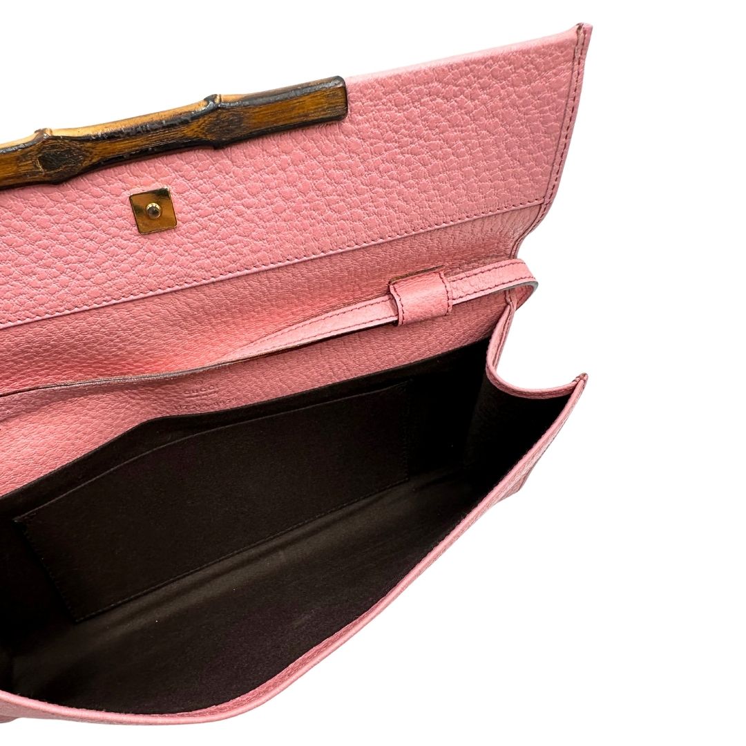interno Pochette Gucci in pelle martellata rosa con parti metalliche dorate e dettagli bamboo decorativi; munita di una tracolla regolabile, di lusso, originale, ottime condizioni. 