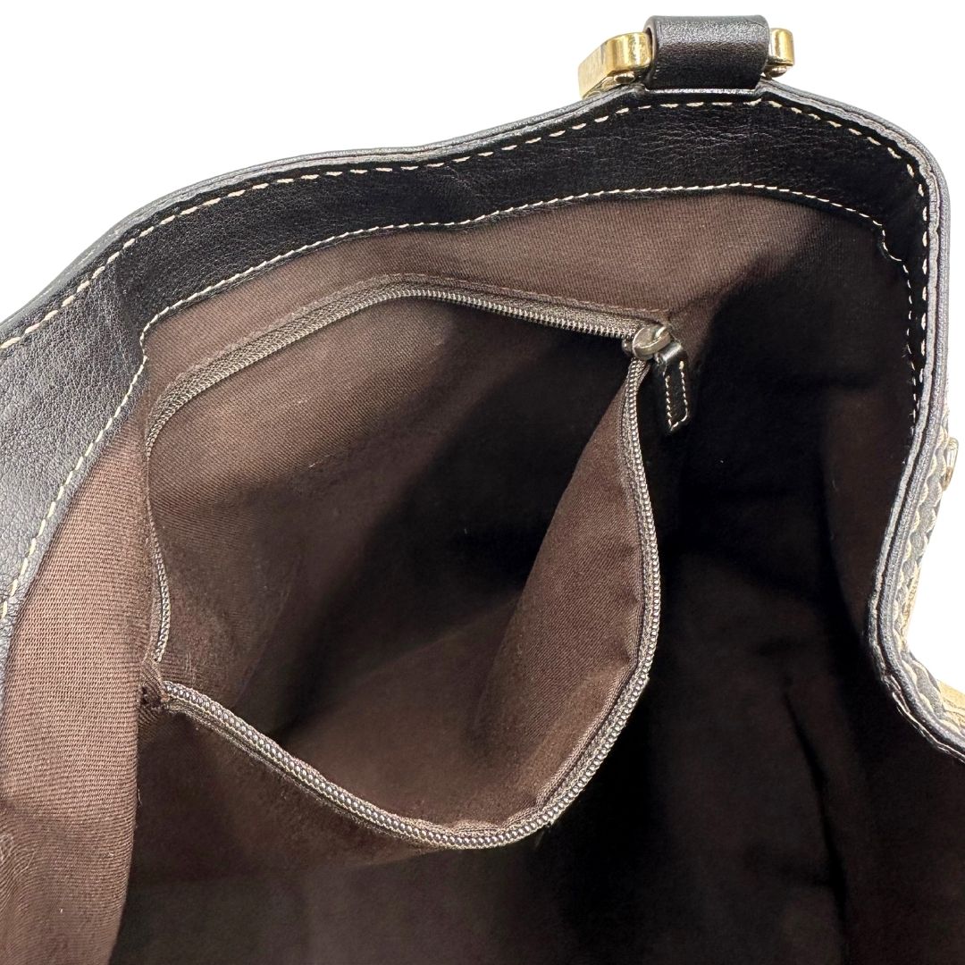 interno Borsa Gucci in tessuto GG beige con finiture in pelle marroni, impreziosita da da striscia Web sulla chiusura verde e rossa e parti metalliche dorate; munita di doppi manici, da portare a spalla, di lusso, originale, usata.