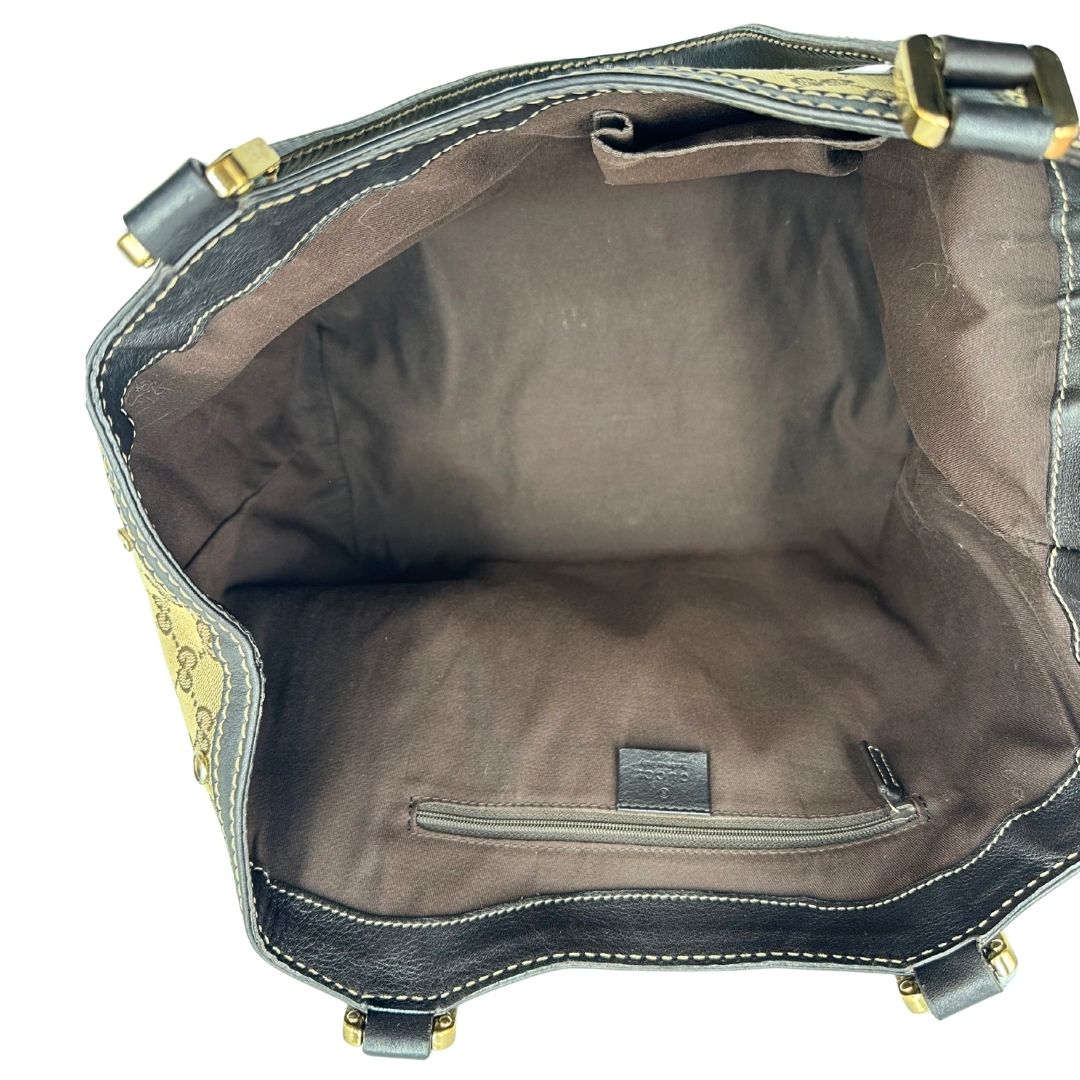 interno Borsa Gucci in tessuto GG beige con finiture in pelle marroni, impreziosita da da striscia Web sulla chiusura verde e rossa e parti metalliche dorate; munita di doppi manici, da portare a spalla, di lusso, originale, usata.