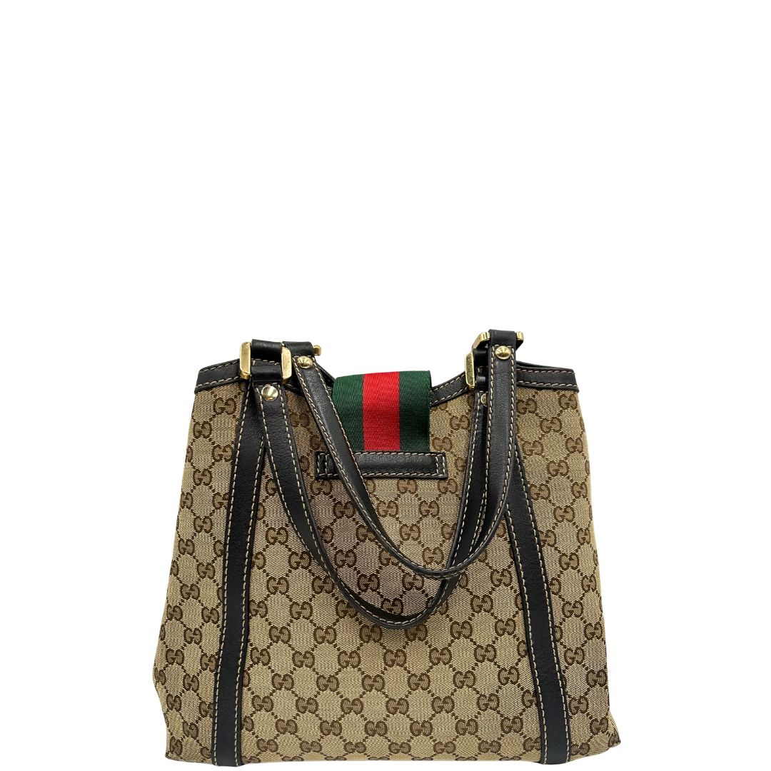 retro Borsa Gucci in tessuto GG beige con finiture in pelle marroni, impreziosita da da striscia Web sulla chiusura verde e rossa e parti metalliche dorate; munita di doppi manici, da portare a spalla, di lusso, originale, usata. 
