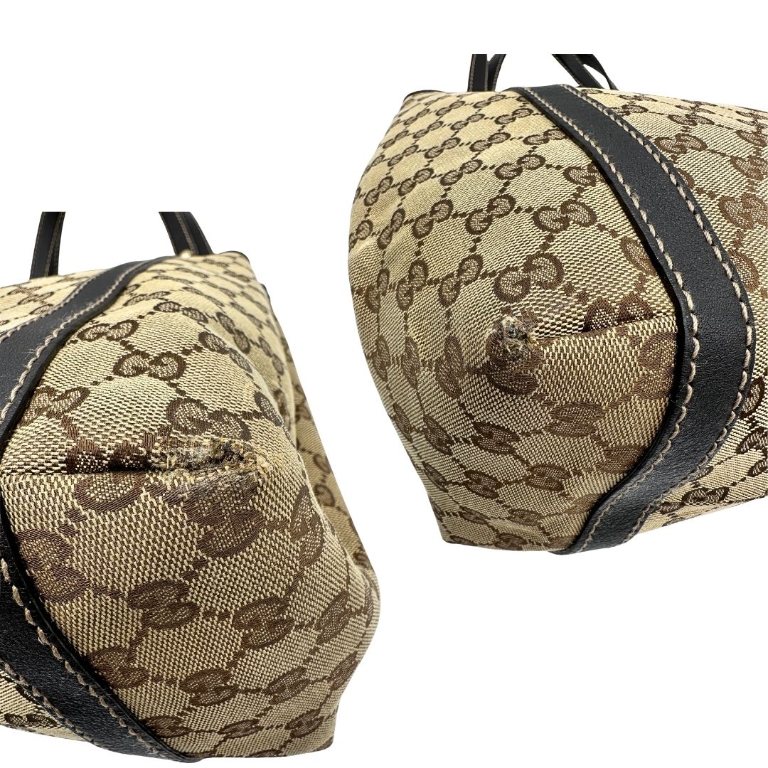 angoli Borsa Gucci in tessuto GG beige con finiture in pelle marroni, impreziosita da da striscia Web sulla chiusura verde e rossa e parti metalliche dorate; munita di doppi manici, da portare a spalla, di lusso, originale, usata. 