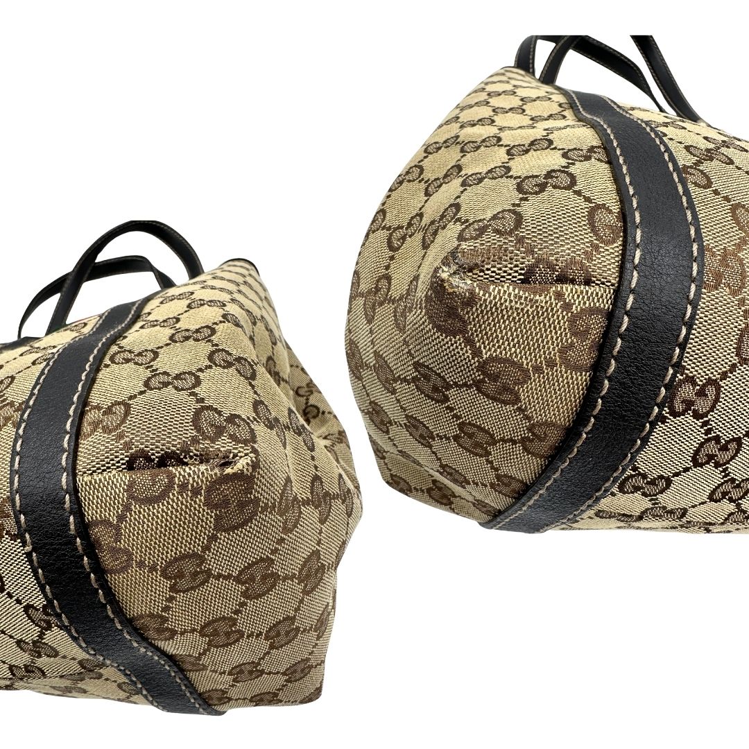 angoli Borsa Gucci in tessuto GG beige con finiture in pelle marroni, impreziosita da da striscia Web sulla chiusura verde e rossa e parti metalliche dorate; munita di doppi manici, da portare a spalla, di lusso, originale, usata. 