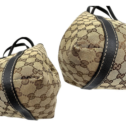 angoli Borsa Gucci in tessuto GG beige con finiture in pelle marroni, impreziosita da da striscia Web sulla chiusura verde e rossa e parti metalliche dorate; munita di doppi manici, da portare a spalla, di lusso, originale, usata. 