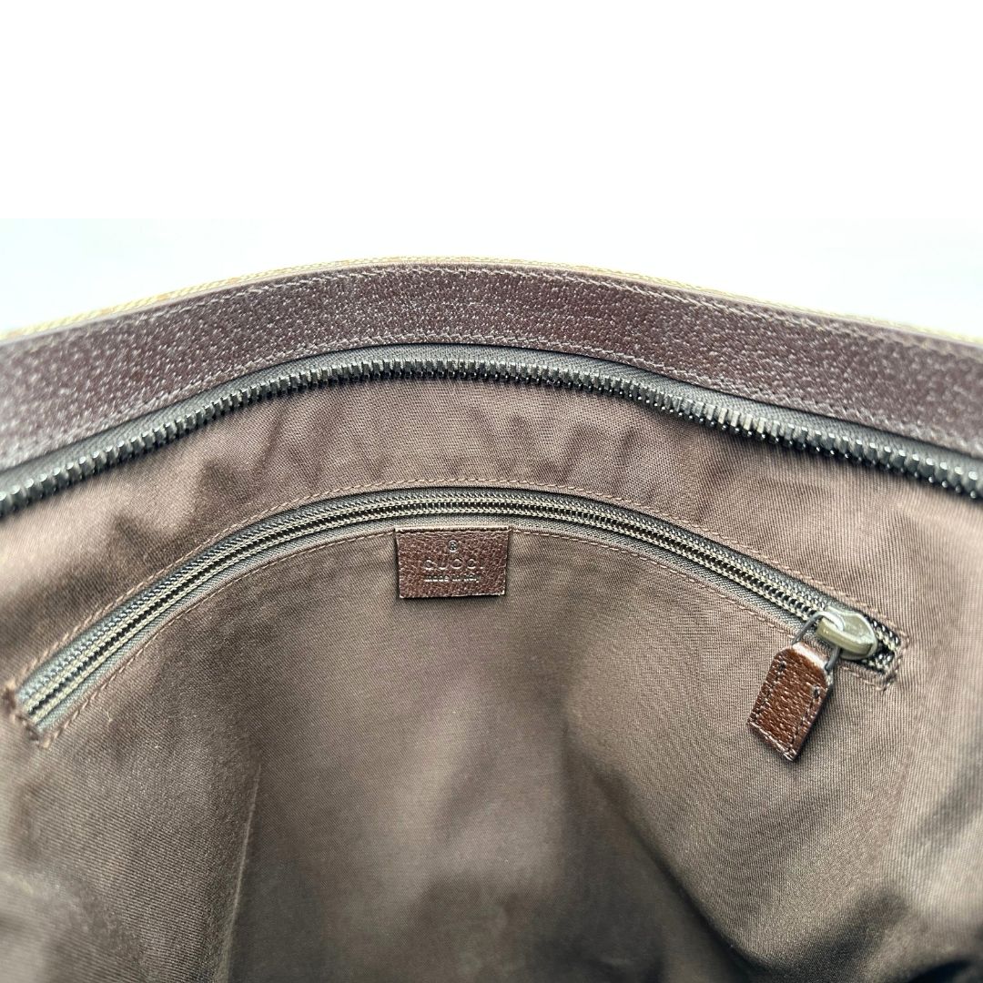 Interno di una Borsa Gucci in tessuto GG beige con finiture in pelle marroni, munita di una tracolla in tessuto regolabile. Indossabile a spalla. Originale, usata, di lusso, in ottime condizioni.