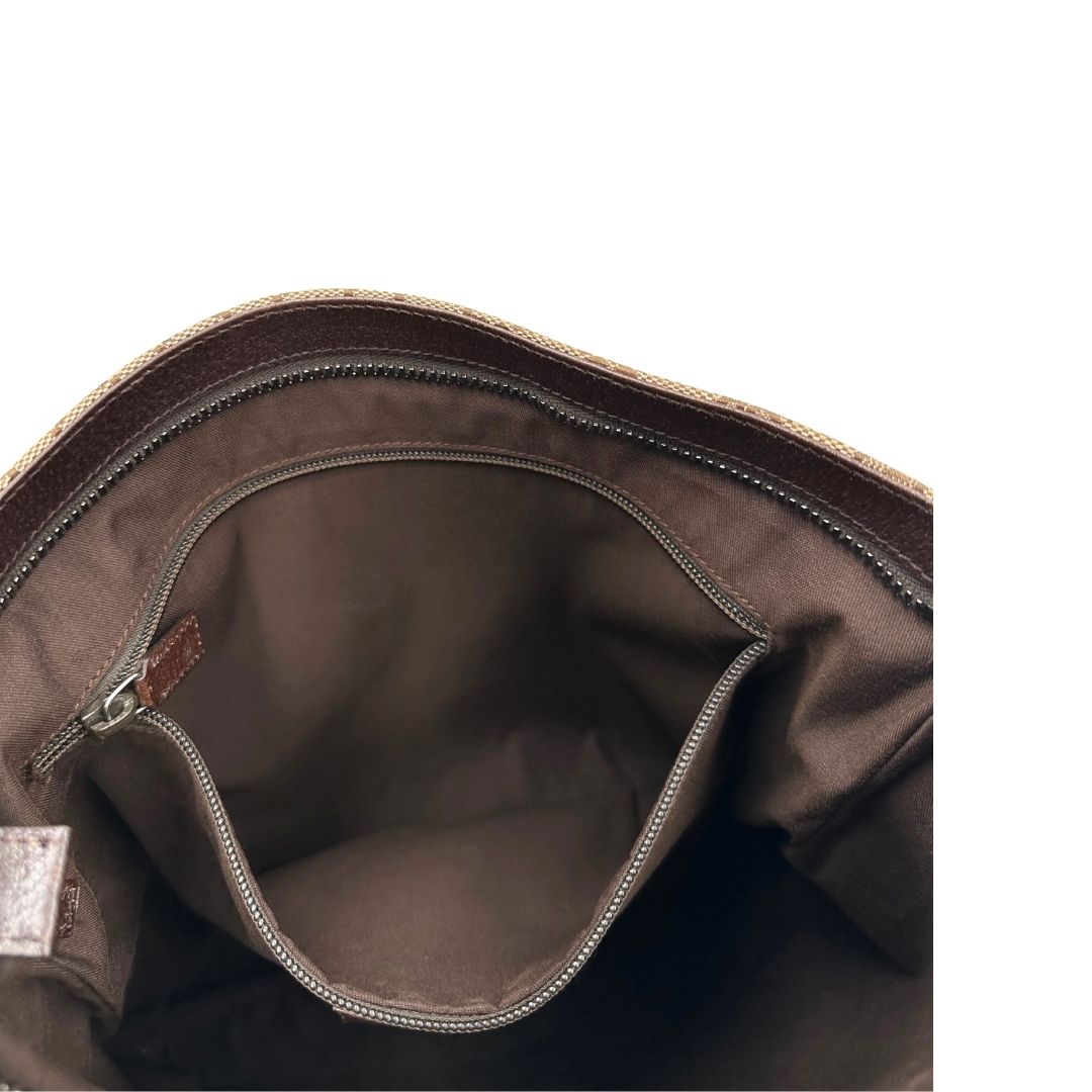 Interno di una Borsa Gucci in tessuto GG beige con finiture in pelle marroni, munita di una tracolla in tessuto regolabile. Indossabile a spalla. Originale, usata, di lusso, in ottime condizioni.