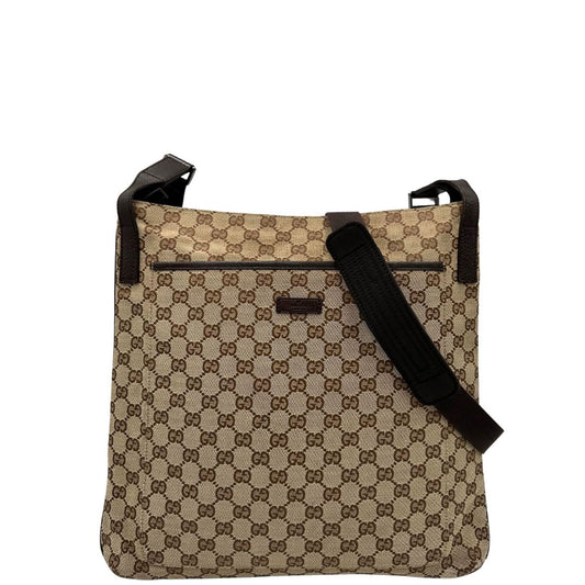 Front di una Borsa Gucci in tessuto GG beige con finiture in pelle marroni, munita di una tracolla in tessuto regolabile. Indossabile a spalla. Originale, usata, di lusso, in ottime condizioni.