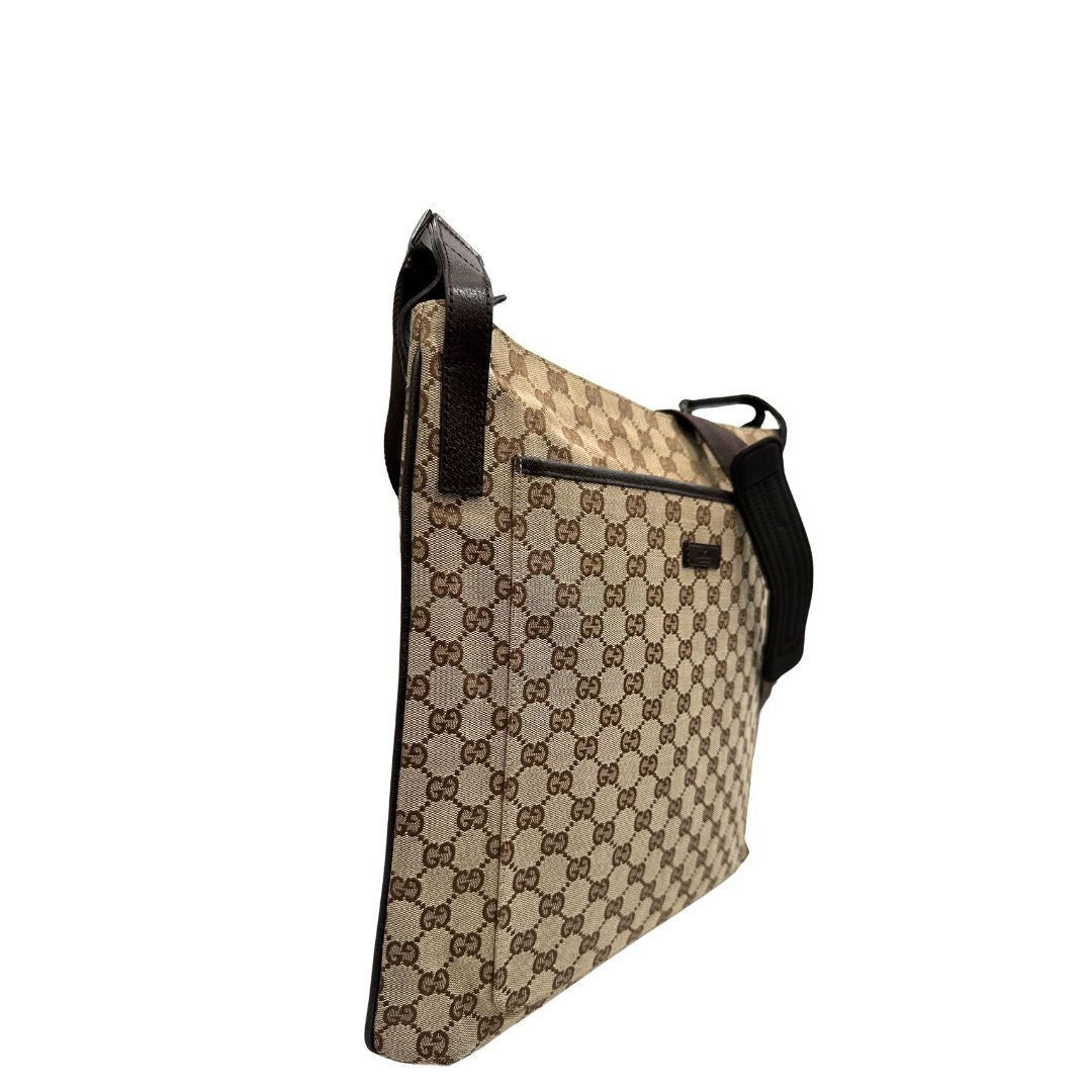 Lato destro di una Borsa Gucci in tessuto GG beige con finiture in pelle marroni, munita di una tracolla in tessuto regolabile. Indossabile a spalla. Originale, usata, di lusso, in ottime condizioni.