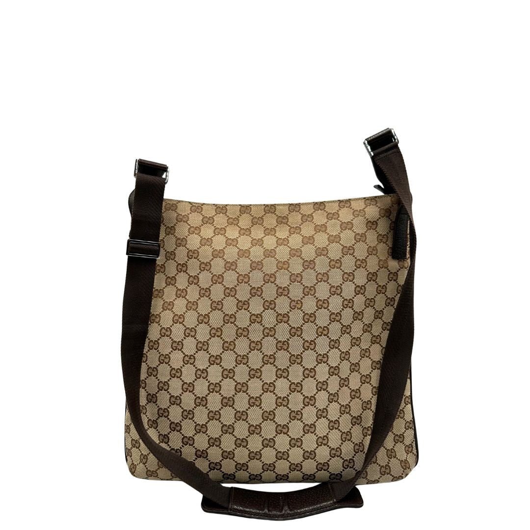 Retro di una Borsa Gucci in tessuto GG beige con finiture in pelle marroni, munita di una tracolla in tessuto regolabile. Indossabile a spalla. Originale, usata, di lusso, in ottime condizioni.