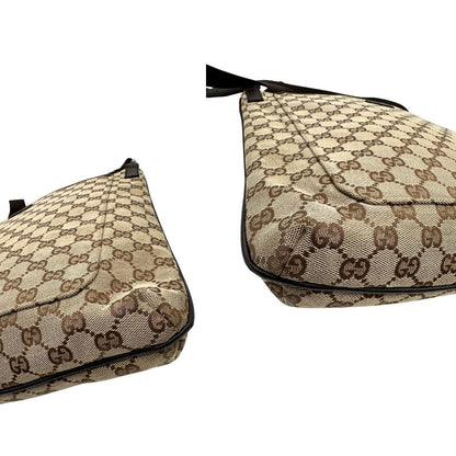 Angoli di una Borsa Gucci in tessuto GG beige con finiture in pelle marroni, munita di una tracolla in tessuto regolabile. Indossabile a spalla. Originale, usata, di lusso, in ottime condizioni.