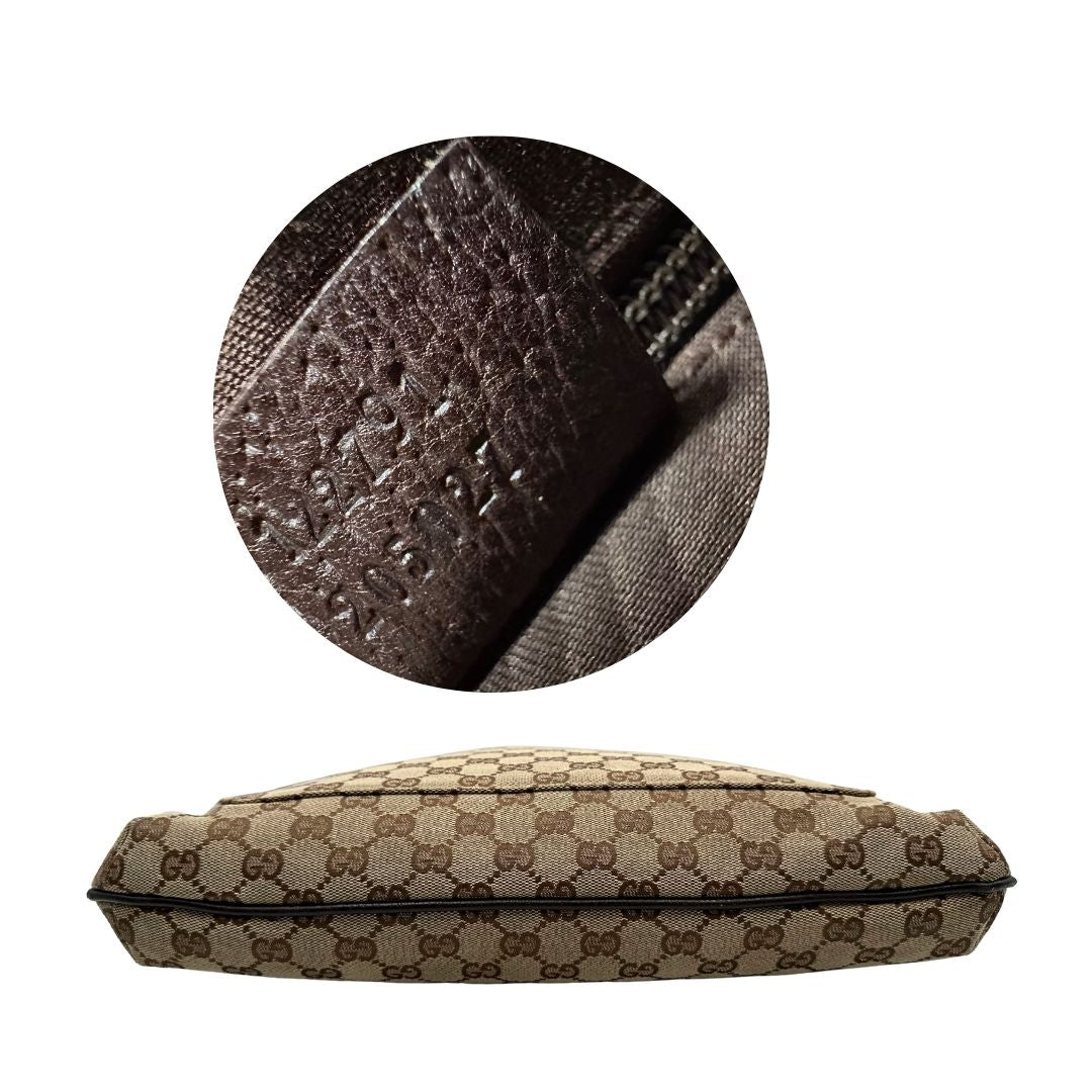 Base di una Borsa Gucci in tessuto GG beige con finiture in pelle marroni, munita di una tracolla in tessuto regolabile. Indossabile a spalla. Originale, usata, di lusso, in ottime condizioni.