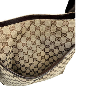 Tasca esterna di una Borsa Gucci in tessuto GG beige con finiture in pelle marroni, munita di una tracolla in tessuto regolabile. Indossabile a spalla. Originale, usata, di lusso, in ottime condizioni.