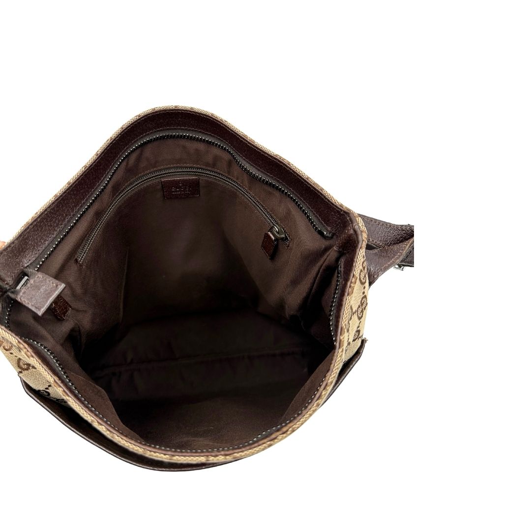 Interno di una Borsa Gucci in tessuto GG beige con finiture in pelle marroni, munita di una tracolla in tessuto regolabile. Indossabile a spalla. Originale, usata, di lusso, in ottime condizioni.