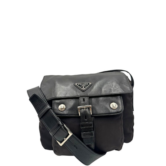 front Borsa Prada in nylon nero e pelle tono su tono con parti metalliche argentate; munita di una tracolla regolabile, di lusso, originale, ottime condizioni. 