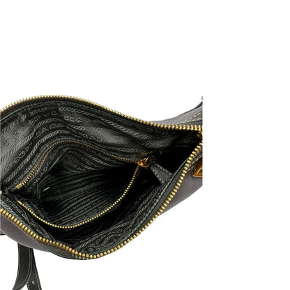 Interno di una Borsa Prada in nylon Grigia con finiture in pelle nera e parti metalliche dorate; munita di una tracolla in tessuto regolabile e tag porta address. Originale, usata, di lusso in ottime condizioni.