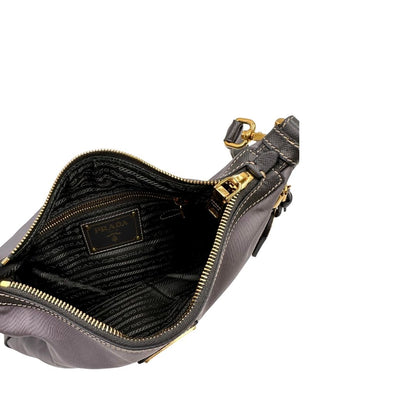 Interno di una Borsa Prada in nylon Grigia con finiture in pelle nera e parti metalliche dorate; munita di una tracolla in tessuto regolabile e tag porta address. Originale, usata, di lusso in ottime condizioni.