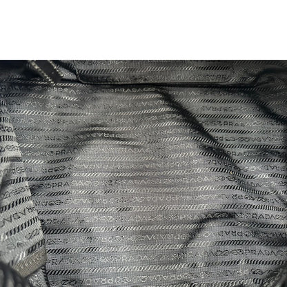 interno Borsa Prada in nylon con grafica decorativa e finiture in pelle nere e parti metalliche argentate; munita di doppi manici stondati e una tracolla amovibile e regolabile. Completa di corredo, di lusso, originale, ottime condizioni. 
