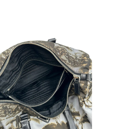 interno Borsa Prada in nylon con grafica decorativa e finiture in pelle nere e parti metalliche argentate; munita di doppi manici stondati e una tracolla amovibile e regolabile. Completa di corredo, di lusso, originale, ottime condizioni. 