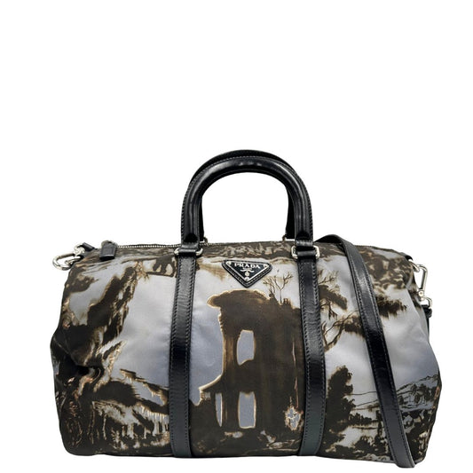 front Borsa Prada in nylon con grafica decorativa e finiture in pelle nere e parti metalliche argentate; munita di doppi manici stondati e una tracolla amovibile e regolabile. Completa di corredo, di lusso, originale, ottime condizioni.