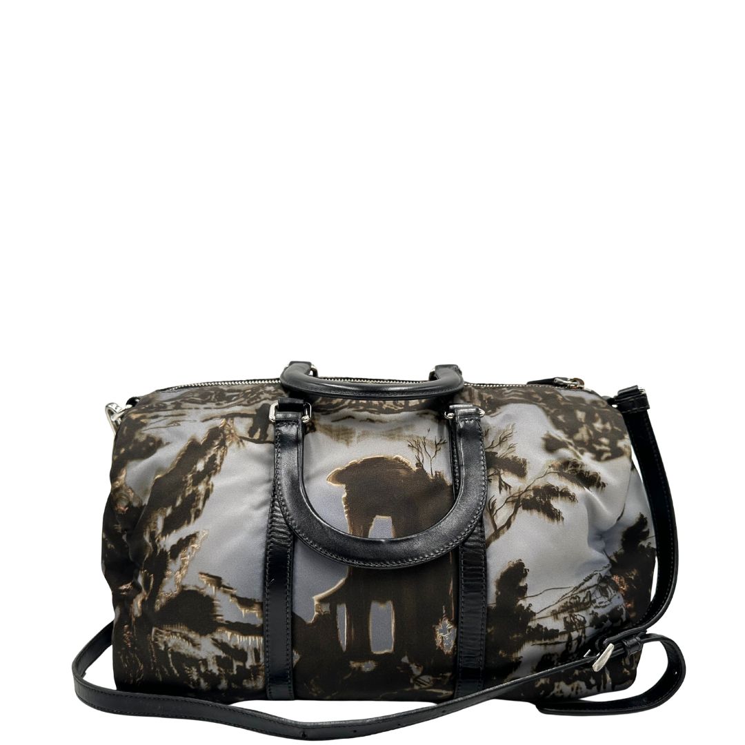 retro Borsa Prada in nylon con grafica decorativa e finiture in pelle nere e parti metalliche argentate; munita di doppi manici stondati e una tracolla amovibile e regolabile. Completa di corredo, di lusso, originale, ottime condizioni. 