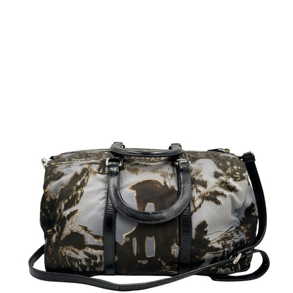 retro Borsa Prada in nylon con grafica decorativa e finiture in pelle nere e parti metalliche argentate; munita di doppi manici stondati e una tracolla amovibile e regolabile. Completa di corredo, di lusso, originale, ottime condizioni. 