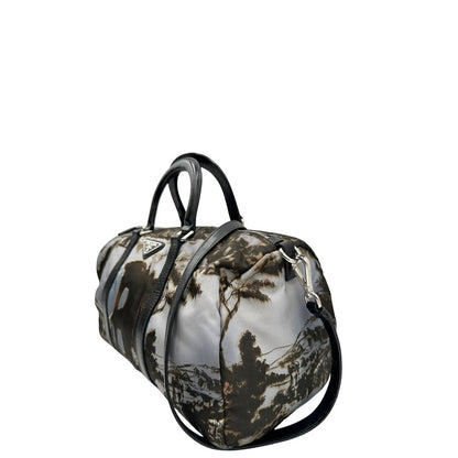 lato Borsa Prada in nylon con grafica decorativa e finiture in pelle nere e parti metalliche argentate; munita di doppi manici stondati e una tracolla amovibile e regolabile. Completa di corredo, di lusso, originale, ottime condizioni. 