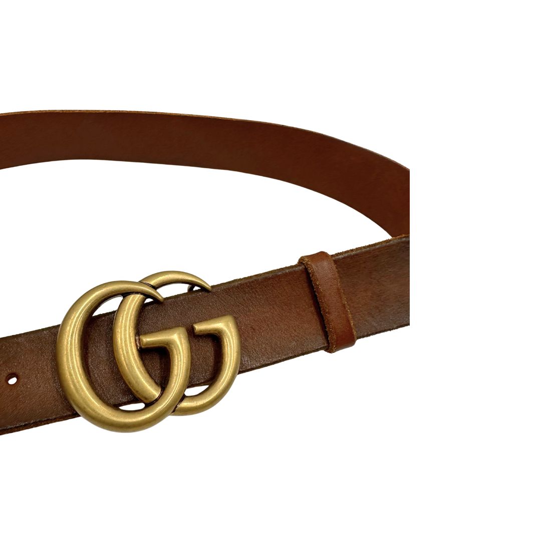 Cintura Gucci in pelle marrone bruciato, fibbia GG in metallo dorato. Completa di dustbag. Originale, usato, di lusso, in ottime condizioni.