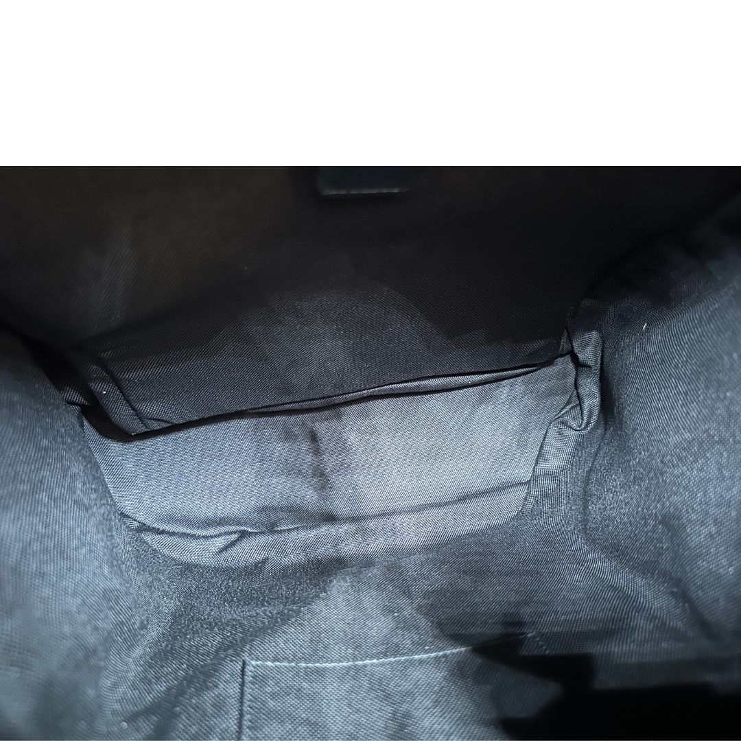 Interno di un Zaino Gucci in canvas grigio GG con finiture in pelle neri e parti metalliche argentate. Iconica striscia Web in blu/rosso sul front, munito di un manico singolo, Bretelle imbottite regolabili e patta con moschettoni a scatto. Completo di dustbag. Originale, usato, di lusso, in condizioni eccellenti.