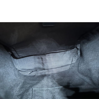 Interno di un Zaino Gucci in canvas grigio GG con finiture in pelle neri e parti metalliche argentate. Iconica striscia Web in blu/rosso sul front, munito di un manico singolo, Bretelle imbottite regolabili e patta con moschettoni a scatto. Completo di dustbag. Originale, usato, di lusso, in condizioni eccellenti.