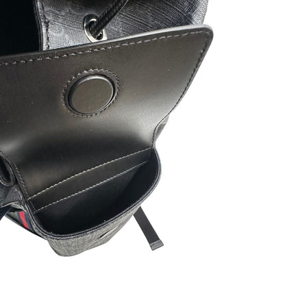 Tasca esterna di un Zaino Gucci in canvas grigio GG con finiture in pelle neri e parti metalliche argentate. Iconica striscia Web in blu/rosso sul front, munito di un manico singolo, Bretelle imbottite regolabili e patta con moschettoni a scatto. Completo di dustbag. Originale, usato, di lusso, in condizioni eccellenti.