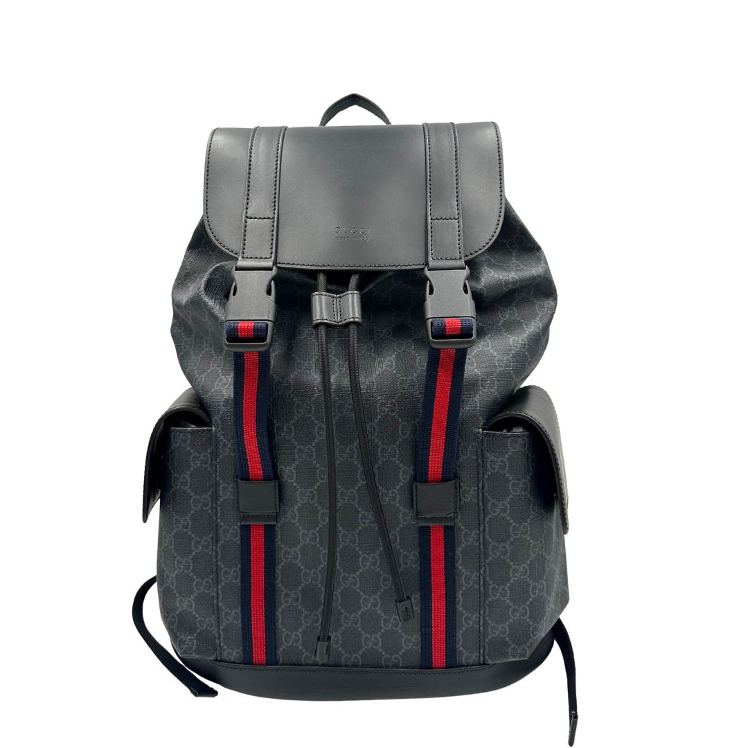 Front di un Zaino Gucci in canvas grigio GG con finiture in pelle neri e parti metalliche argentate. Iconica striscia Web in blu/rosso sul front, munito di un manico singolo, Bretelle imbottite regolabili e patta con moschettoni a scatto. Completo di dustbag. Originale, usato, di lusso, in condizioni eccellenti.