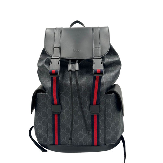 Front di un Zaino Gucci in canvas grigio GG con finiture in pelle neri e parti metalliche argentate. Iconica striscia Web in blu/rosso sul front, munito di un manico singolo, Bretelle imbottite regolabili e patta con moschettoni a scatto. Completo di dustbag. Originale, usato, di lusso, in condizioni eccellenti.