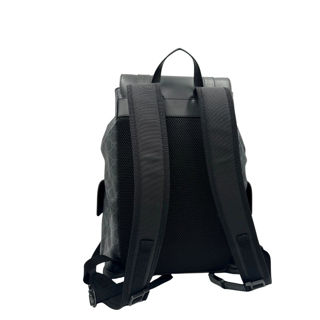 Retro di un Zaino Gucci in canvas grigio GG con finiture in pelle neri e parti metalliche argentate. Iconica striscia Web in blu/rosso sul front, munito di un manico singolo, Bretelle imbottite regolabili e patta con moschettoni a scatto. Completo di dustbag. Originale, usato, di lusso, in condizioni eccellenti.