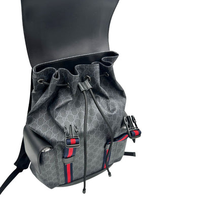 Chiusura di un Zaino Gucci in canvas grigio GG con finiture in pelle neri e parti metalliche argentate. Iconica striscia Web in blu/rosso sul front, munito di un manico singolo, Bretelle imbottite regolabili e patta con moschettoni a scatto. Completo di dustbag. Originale, usato, di lusso, in condizioni eccellenti.