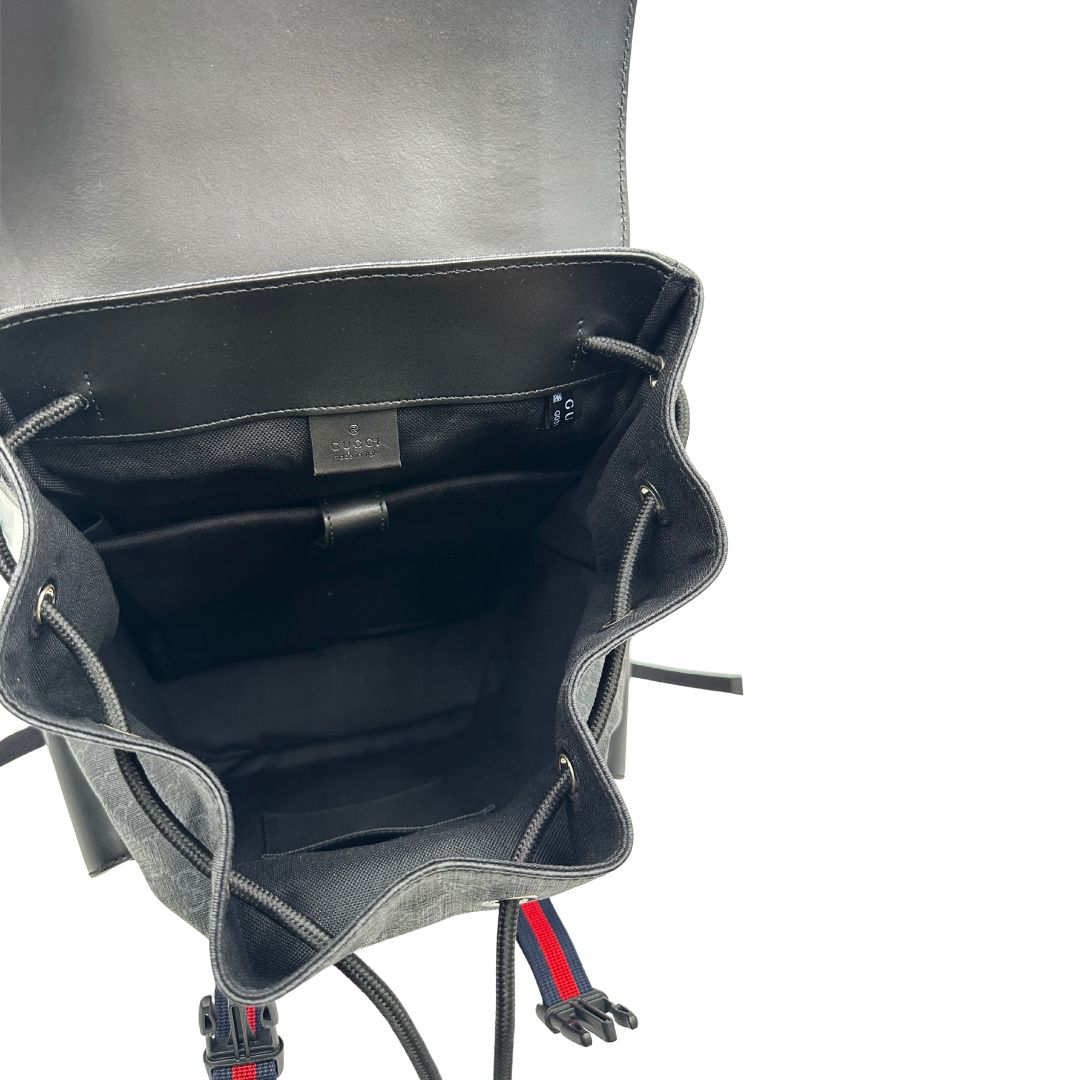 Interno di un Zaino Gucci in canvas grigio GG con finiture in pelle neri e parti metalliche argentate. Iconica striscia Web in blu/rosso sul front, munito di un manico singolo, Bretelle imbottite regolabili e patta con moschettoni a scatto. Completo di dustbag. Originale, usato, di lusso, in condizioni eccellenti.