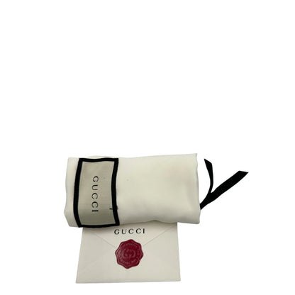 Dustbag di una Borsa Gucci Marmont in pelle nera con motivo chevron, parti metalliche dorate, munita di un manico in catena e spallaccio in pelle non regolabile ; indossabile a spalla. Completa di dustbag. Originale, usata, di lusso, in condizioni eccellenti.