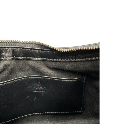 Interno di una Borsa Gucci Marmont in pelle nera con motivo chevron, parti metalliche dorate, munita di un manico in catena e spallaccio in pelle non regolabile ; indossabile a spalla. Completa di dustbag. Originale, usata, di lusso, in condizioni eccellenti.