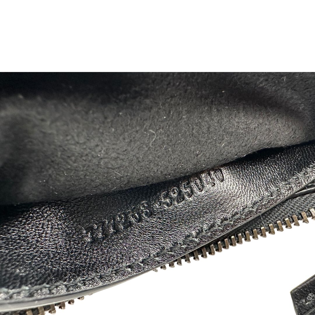 Codice di una Borsa Gucci Marmont in pelle nera con motivo chevron, parti metalliche dorate, munita di un manico in catena e spallaccio in pelle non regolabile ; indossabile a spalla. Completa di dustbag. Originale, usata, di lusso, in condizioni eccellenti.